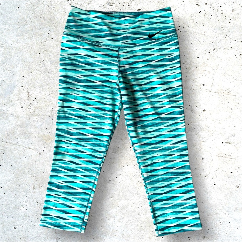 Women’s Nike Legendary Tight Fit Capri Size M. Excellent Used Condition!